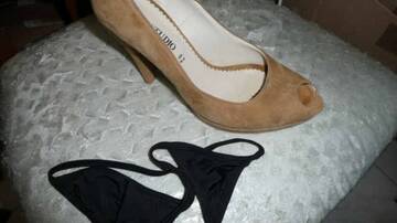 le mie sexy decoltè in pelle scamosciata con il mini perizoma